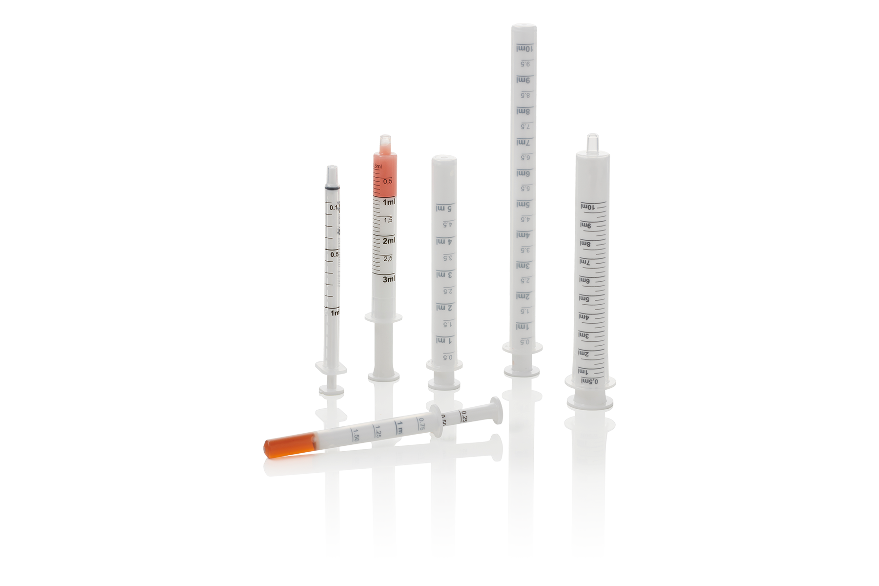 Trois gammes de pipettes doseuses : Evolution (1 ml), Advanced (3 ml et 10 ml) et Classic (1,5 ml, 5 ml et 10 ml). Les pipettes Classic 1,5 ml et Advanced 3 ml sont remplies d'un liquide rose et orange foncé.