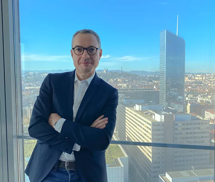 Photo de Olivier Derouard le président de SGH Medical Pharma dans son bureau à Lyon