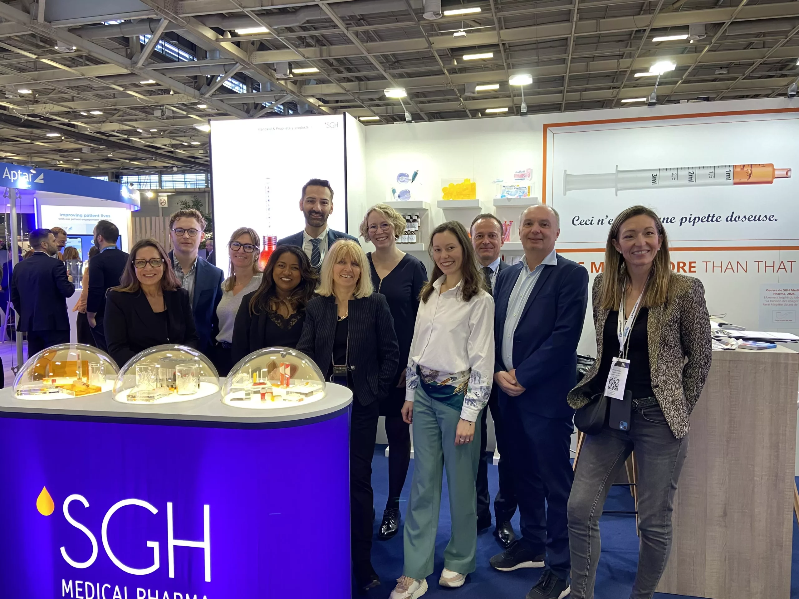 l'équipe commerciale réunie sur le stand SGH Medical Pharma au salon Pharmapack