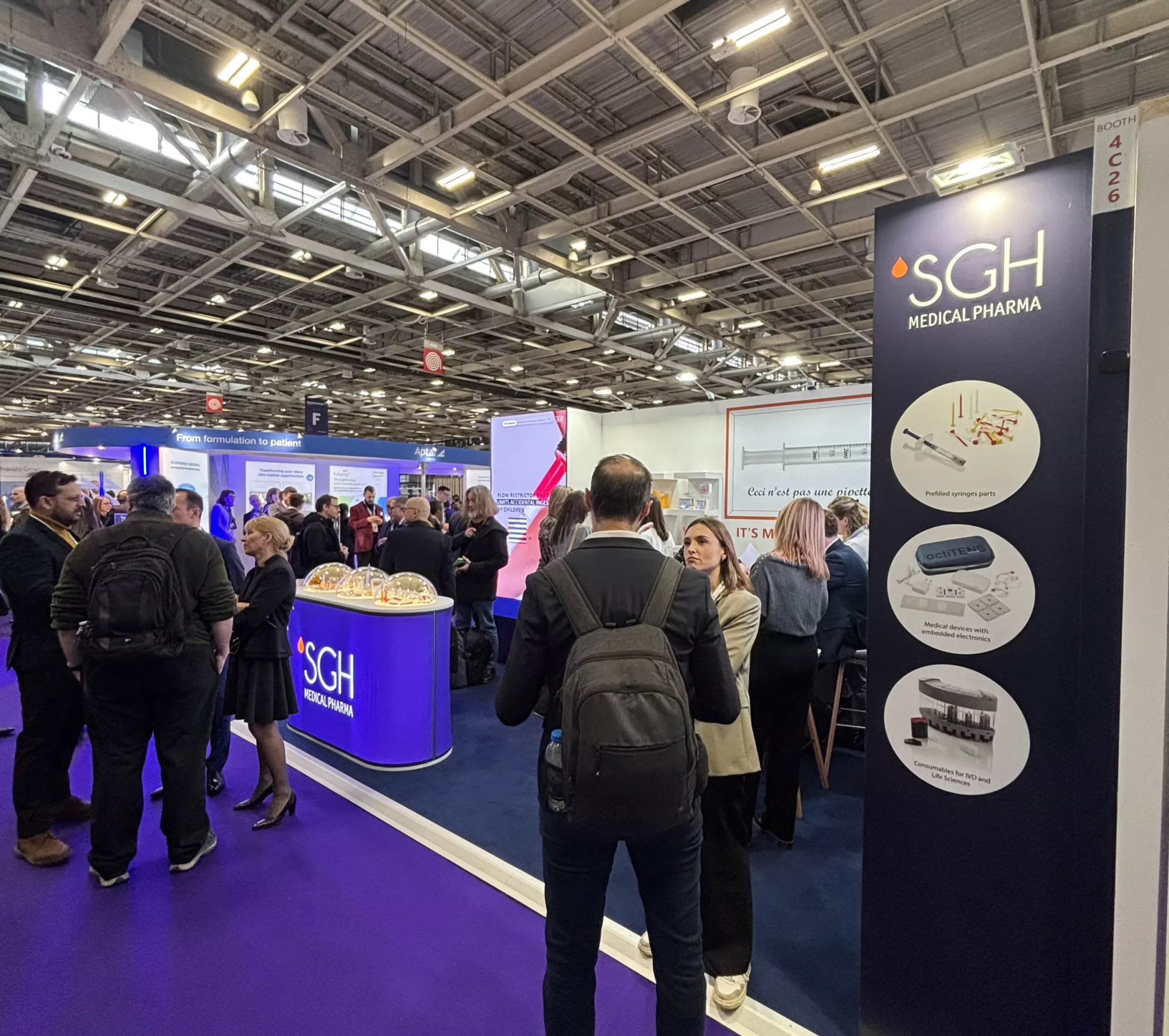 les visiteurs sur le stand de SGH Medical Pharma au salon Pharmapack