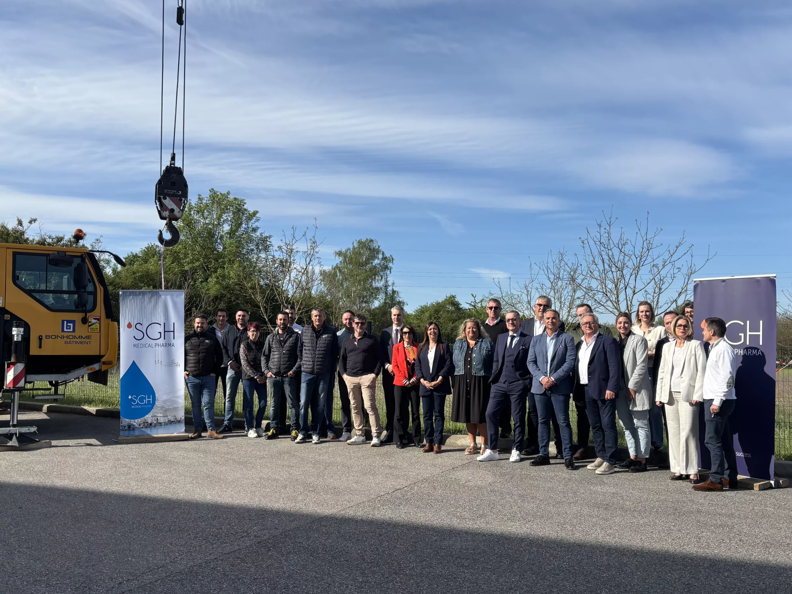 Photo des équipes SGH, des élus et des partenaires de construction de la nouvelle extension de Stiplastics