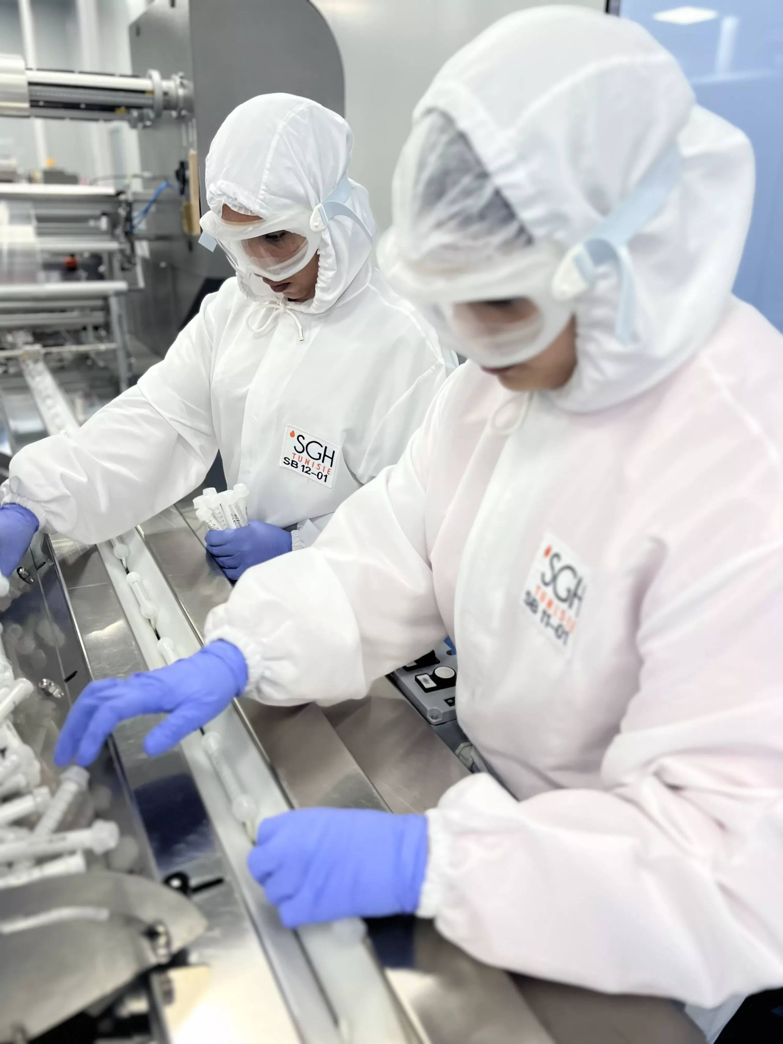 Photo des opératrices en trains d'ensacher des pipettes doseuses avec PIBA