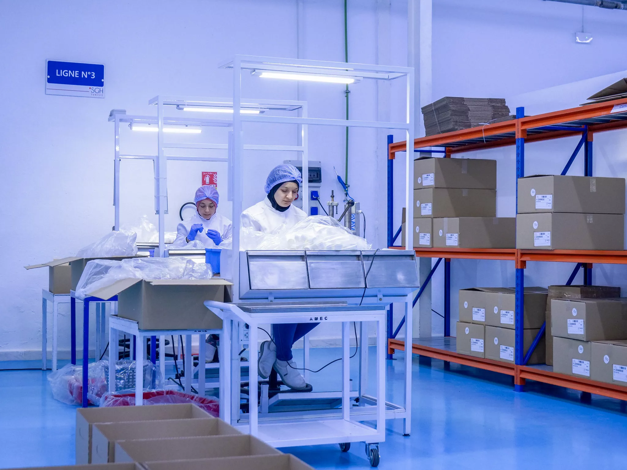 Photo of the assembly station where boxes are filled at SGH Tunisia